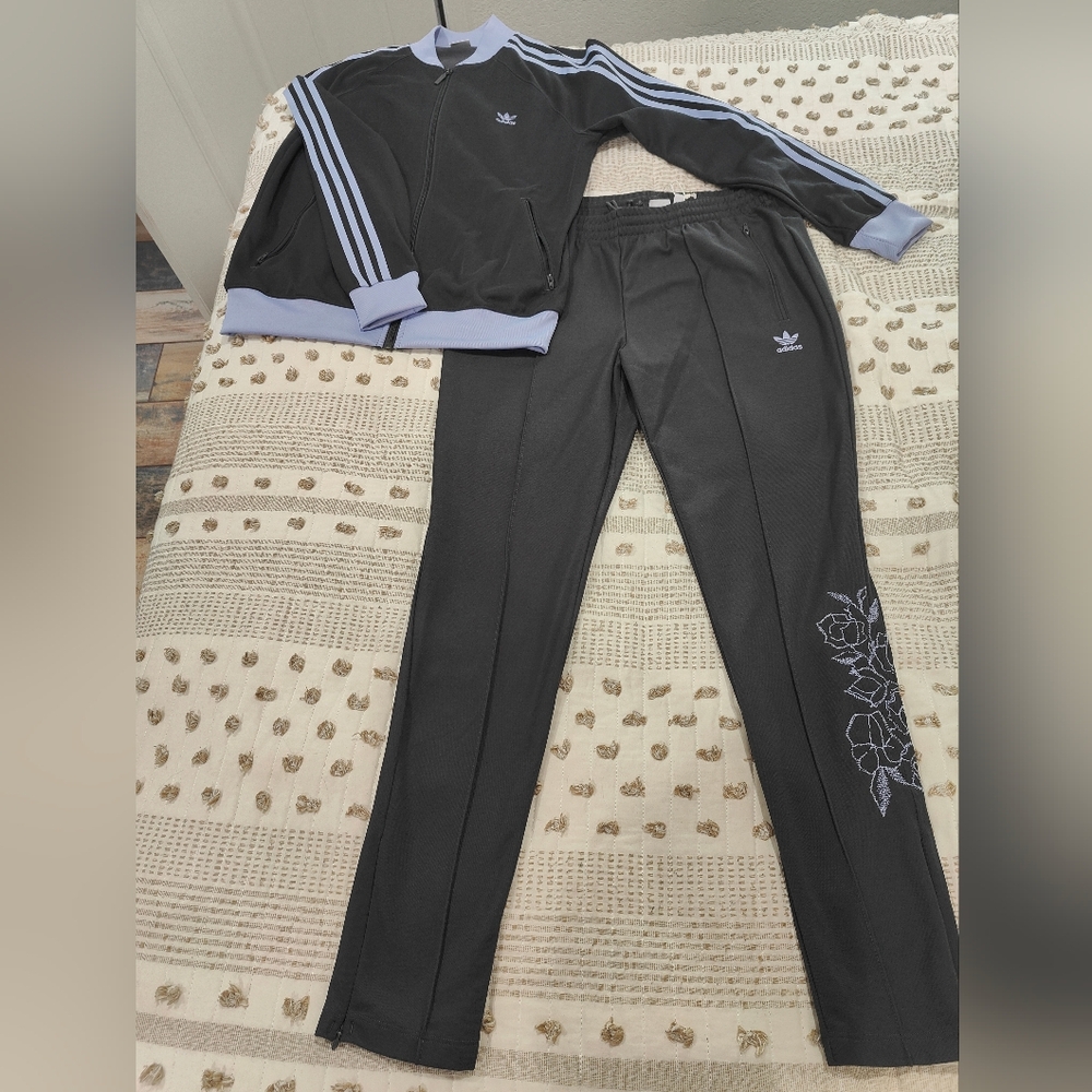 Adidas Women's Tracksuit, Size Medium, Color Gray/Light Lavender